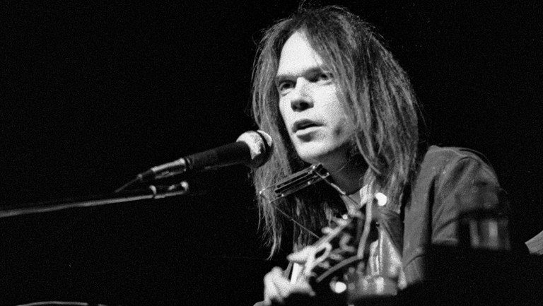 Muzicianul Neil Young a dat în judecată echipa de campanie a lui Donald Trump