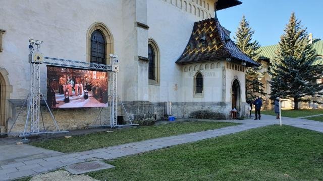  Biserica unde s-au strâns sute de suceveni la venirea lui Calinic Botoșăneanul, transformată în focar COVID. Cinci călugări depistați pozitiv