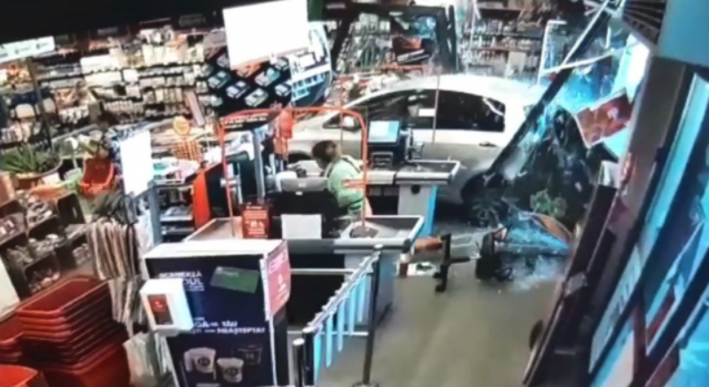  VIDEO: O șoferiță de 77 de ani a intrat cu mașina într-un magazin, în Ciolpani