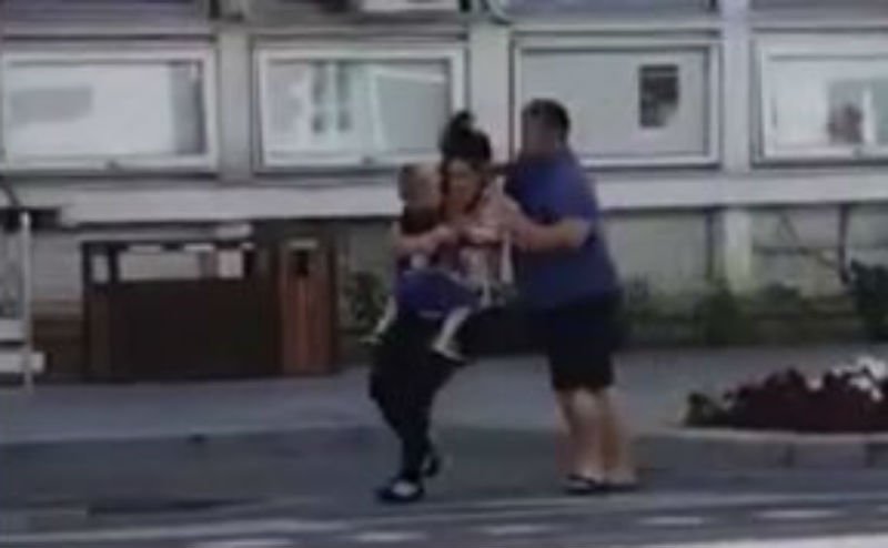  VIDEO Un preot din Bacău, filmat în timp ce își agresează soția care se afla cu copilul în brațe