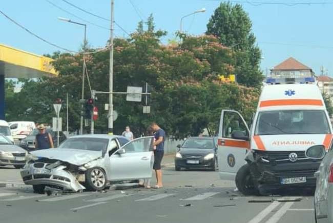  Un șofer de BMW, surd și chior în Oradea. A intrat într-o Ambulanță care avea sirena pornită