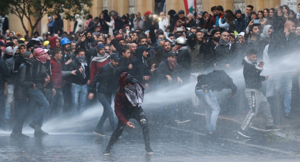  Confruntări violente între protestatari şi forţele de ordine în apropierea Parlamentului din Beirut