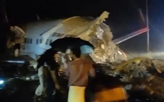  Un Boeing 737 cu 191 de oameni la bord s-a rupt în două la aterizare