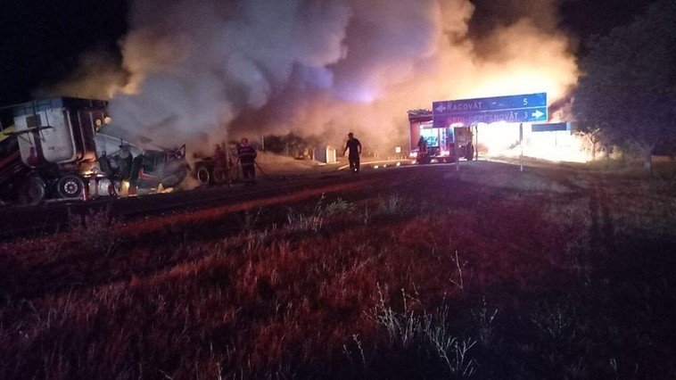  VIDEO – Momentul impactului: Trei camioane s-au ciocnit în Moldova și au ars complet