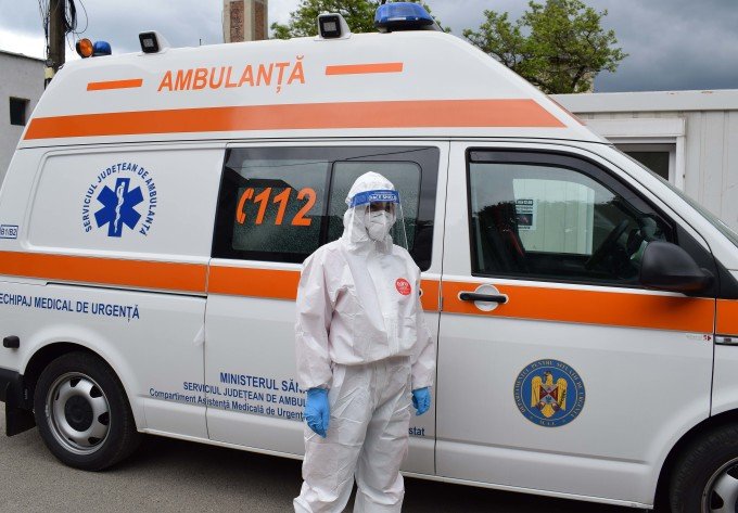  Un medic de la Ambulanța Brașov, infectat cu coronavirus, a mers trei zile în misiuni pentru că a primit un rezultat greșit