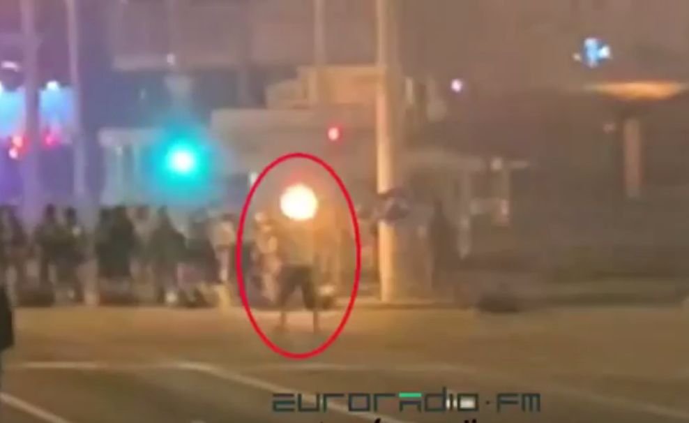  (VIDEO) Momentul în care un protestatar este ucis de poliţişti în Belarus. Avea mâinile ridicate