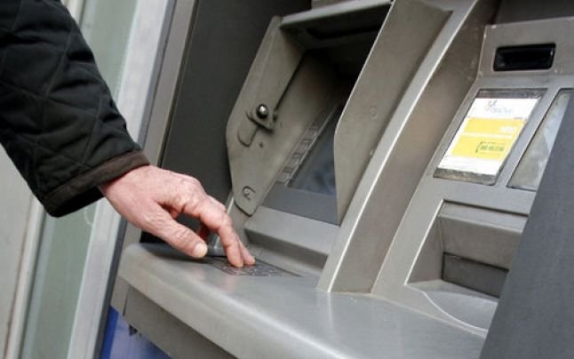 Clienții unei bănci pot scoate bani din bancomat fără să-și folosească cardul