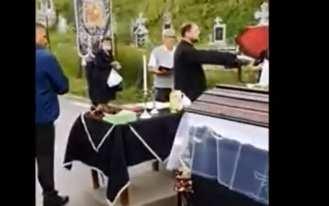  VIDEO: Un preot nu a început slujba de înmormântare până când o familie nu i-a cerut scuze