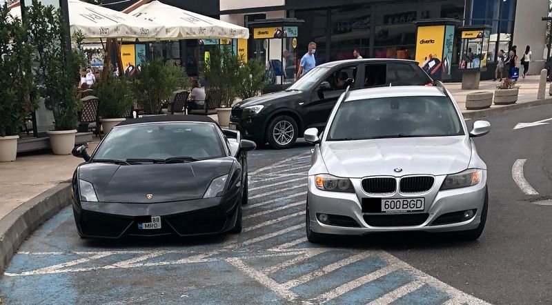  Un cocalar a parcat un Lamborghini la mall pe locul destinat persoanelor cu handicap