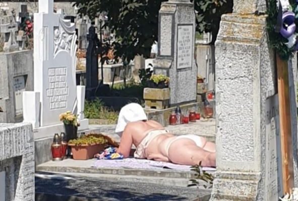  La plajă, într-un cimitir din Alba Iulia. O femeie și-a întins pătura pe un mormânt