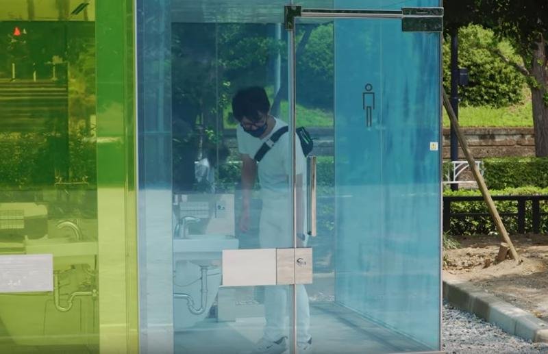  Tokyo a instalat în parcuri toalete transparente. De ce a recurs la această măsură?