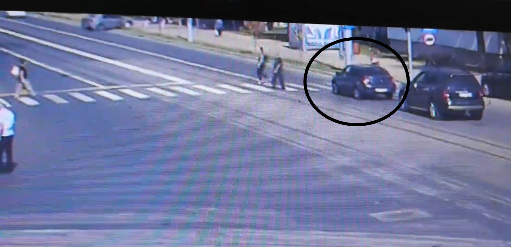  VIDEO: Momentul în care un şofer izbeşte un pieton pe o trecere din Iaşi şi-l aruncă pe stradă
