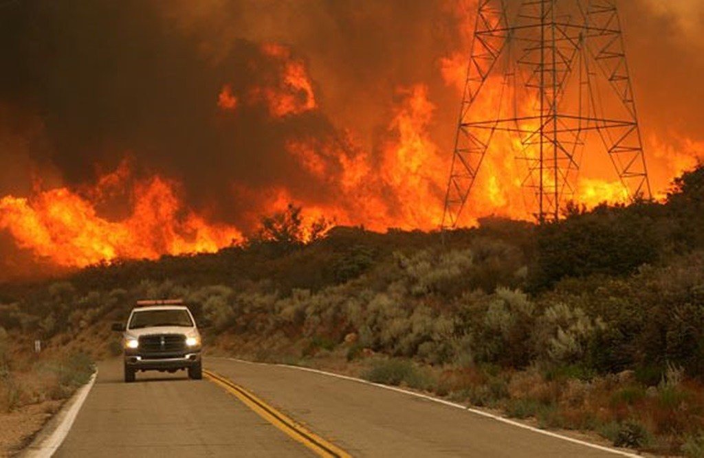  Incendiile fac ravagii în California. Mii de oameni au fost evacuaţi şi sute de case distruse