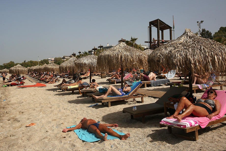  Turişti arestaţi pe o insula din Grecia fiindcă au mers la o petrecere cu 500 de persoane