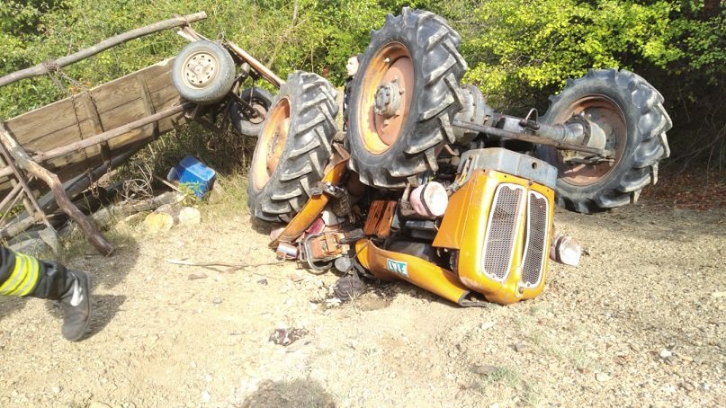 Şoferul unui tractor a murit strivit după ce utilajul s-a răsturnat peste el