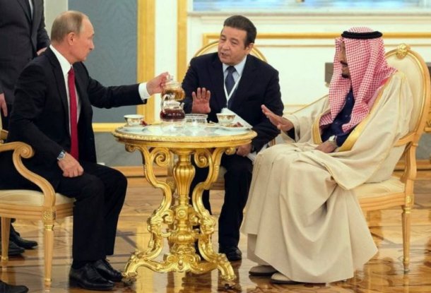  Vladimir Putin s-a oferit să le toarne ceai, dar invitații săi l-au refuzat politicos