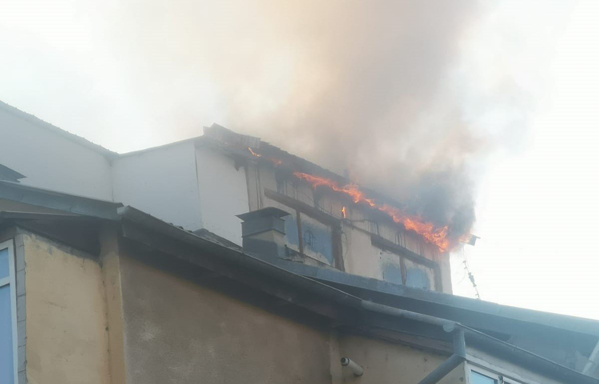  FOTO: Un incendiu puternic a mistuit acoperişul unui bloc din Tomeşti. 15 persoane au fost evacuate