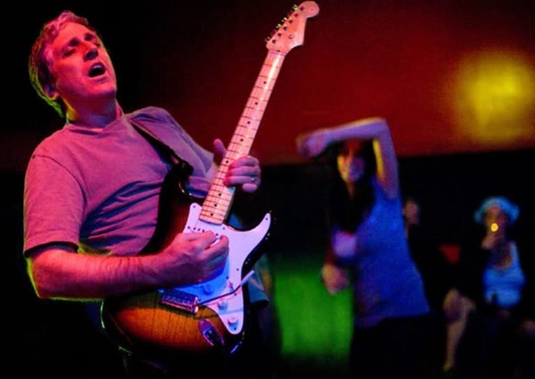  Jack Sherman, primul chitarist al formaţiei Red Hot Chili Peppers, a murit la vârsta de 64 de ani