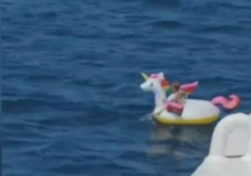  VIDEO: Salvare miraculoasă în Grecia. Un feribot a găsit o fetiță de trei ani luată de curenți și dusă în larg