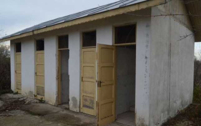  Școli în vreme de Covid: Toaletele din curte vor fi înlocuite cu niște containere sanitare, iar pentru cursurile online vor fi cumpărate 500 mii tablete