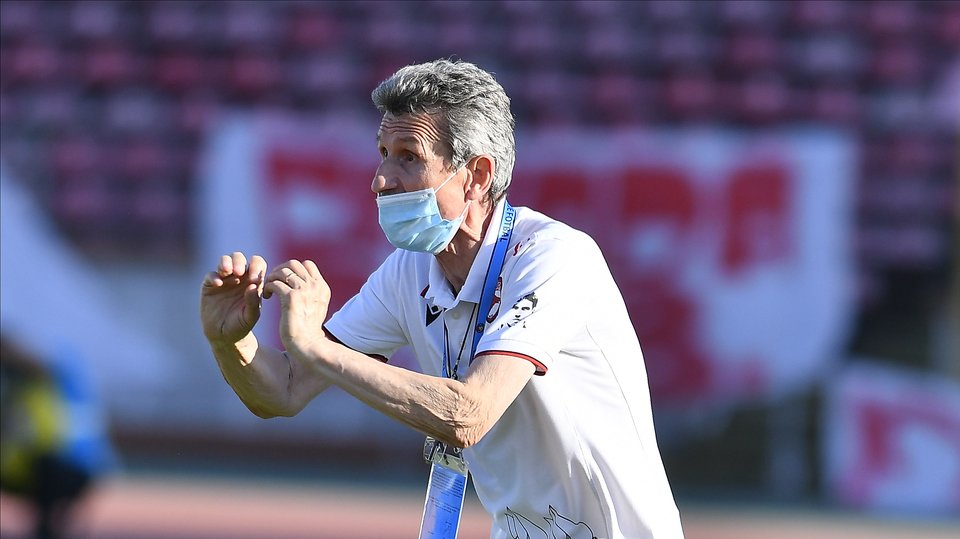  Mulţescu nu mai este antrenorul echipei Dinamo