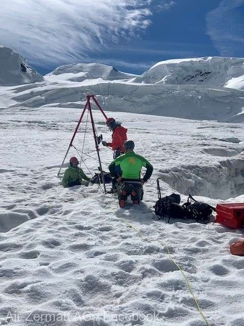  O turistă din Rusia a supravieţuit două zile şi două nopţi în crevasa unui gheţar din Elveţia