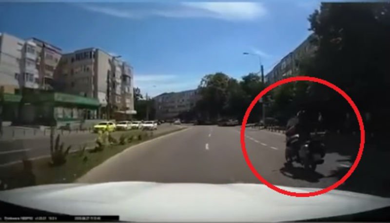  VIDEO: Momentul în care un motociclist este lovit de un autoturism care nu i-a acordat prioritate