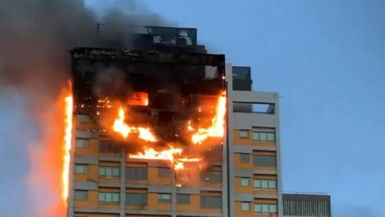  Bloc de 21 de etaje distrus de incendiu. Focul a pornit de la un grătar aprins pe acoperiș