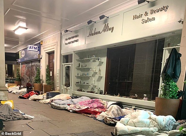  Zeci de români dorm pe cartoane şi saltele improvizate pe una din cele mai exclusiviste străzi ale Londrei
