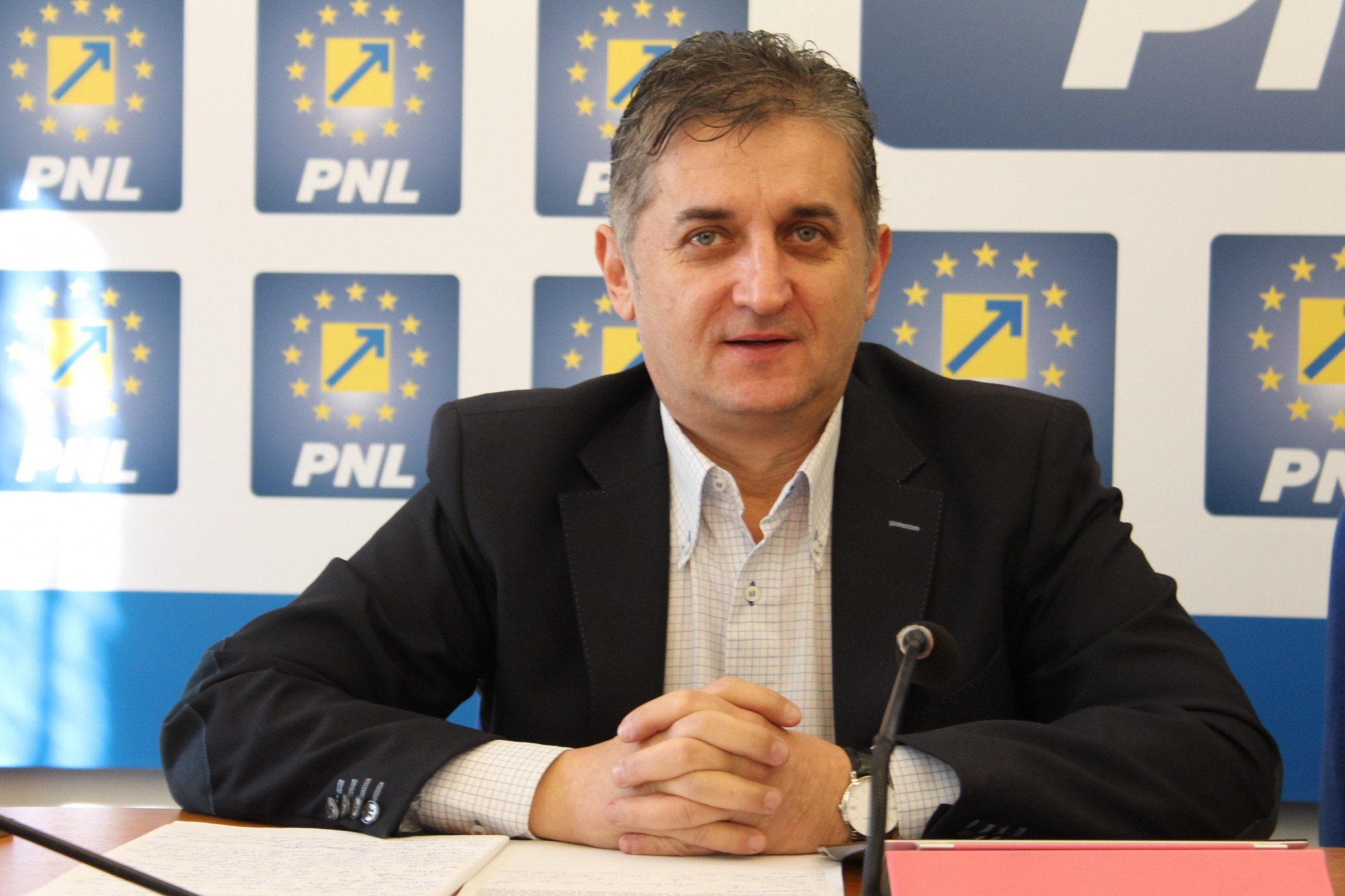  Un deputat a schimbat cinci partide în patru ani (PNL, ALDE, Pro România, PMP, PSD)