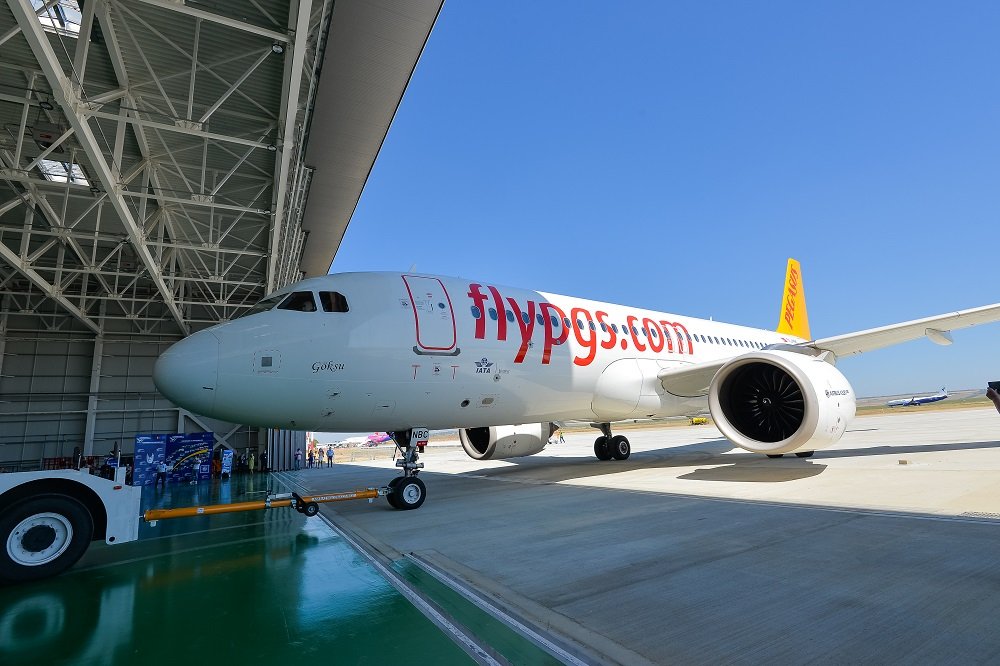  Primul avion a intrat în reparaţii în hangarul de 10 milioane euro al Aerostar de la Iaşi