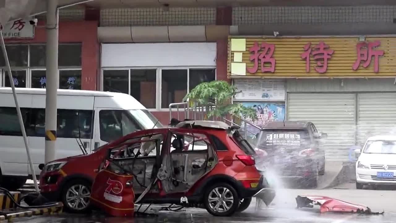  VIDEO: O mașină electrică a explodat în timp ce era încărcată