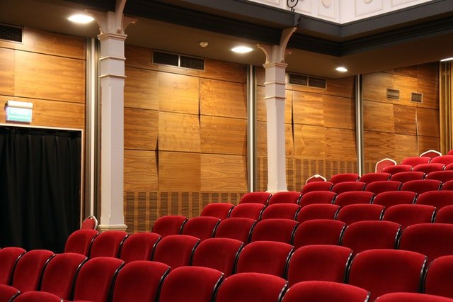 Cum vor avea loc concertele și spectacolele: fără pauză, minim 3 metri între scenă și spectatori, câte un scaun liber și mască de protecție în permanență pentru cei din sală