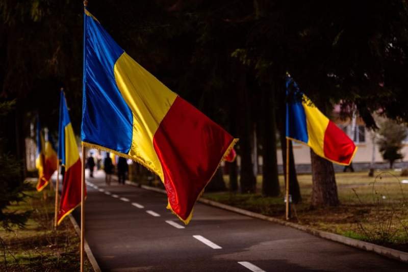  Senat: Profanarea drapelului României, pedepsită cu închisoare de la 6 luni la 3 ani