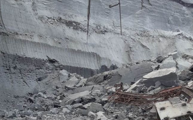  Mal de pământ surpat peste un excavator la o carieră minieră