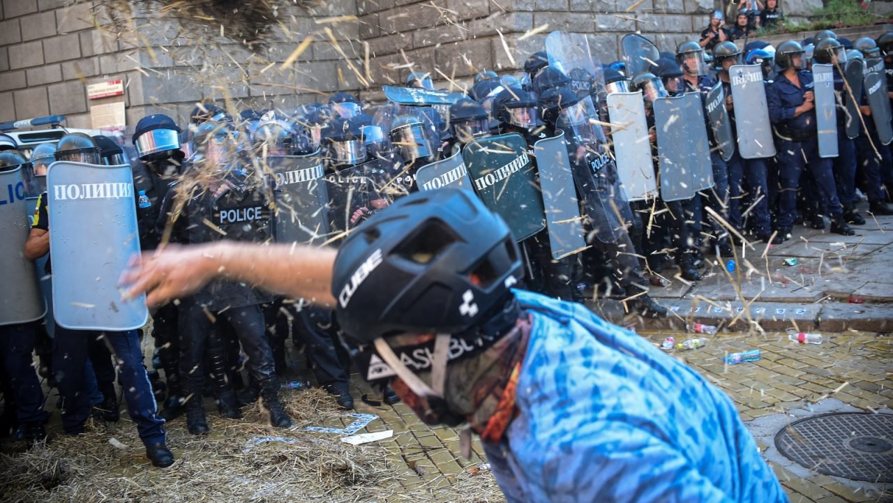  Manifestații violente la Sofia, Ruse și Varna. Zeci de răniți și arestați