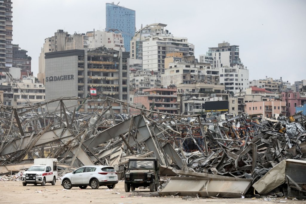  Un posibil supravietuitor sub daramaturile exploziei din Beirut, cautat dupa o luna