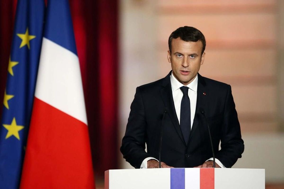  Macron: A fi francez înseamnă a apăra dreptul de a parodia şi de a caricaturiza