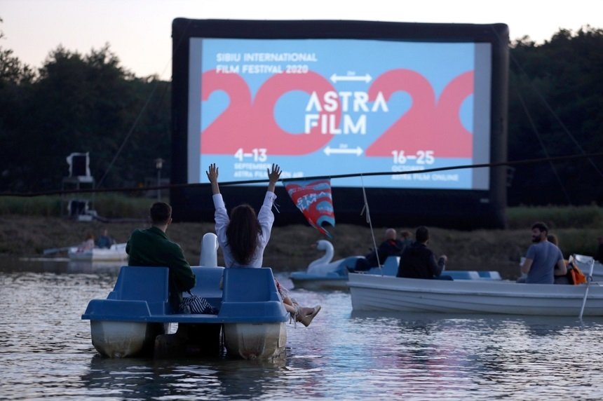  (FOTO) Premieră: Vizionare de filme din bărci care plutesc pe lac la Sibiu