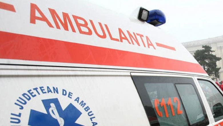  Doi morți după impactul violent dintre o ambulanţă şi o autoutilitară