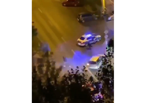  VIDEO: Momentul în care șoferul urmărit cu focuri de armă se izbește în stâlp la Iași