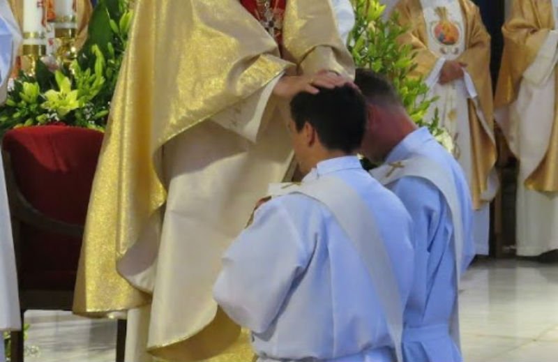  Şase noi preoţi catolici vor fi hirotoniţi astăzi prin ceremonia impunerii mâinilor