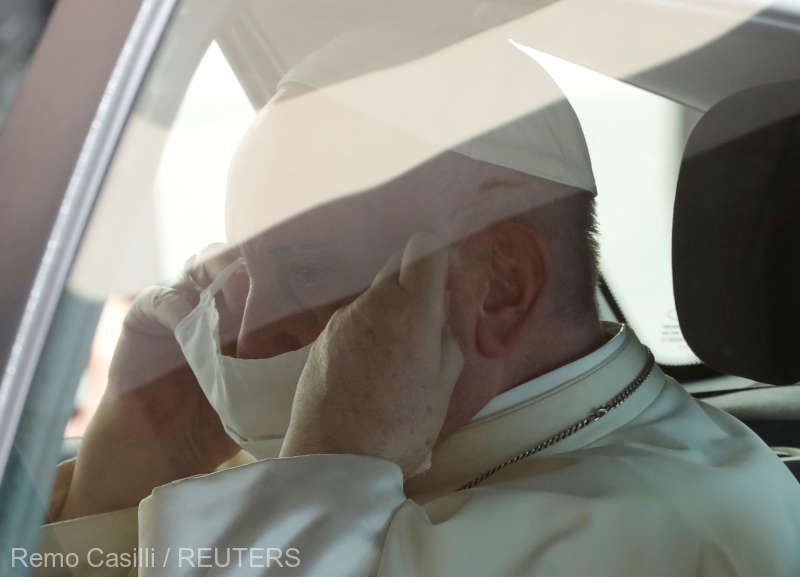 Papa Francisc, văzut purtând mască şi folosind dezinfectant în timpul unei audienţe publice