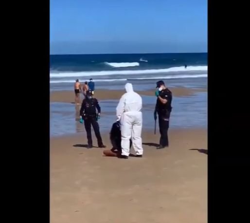  (VIDEO) O femeie cu Covid care a plecat să facă surfing a fost arestată pe plajă