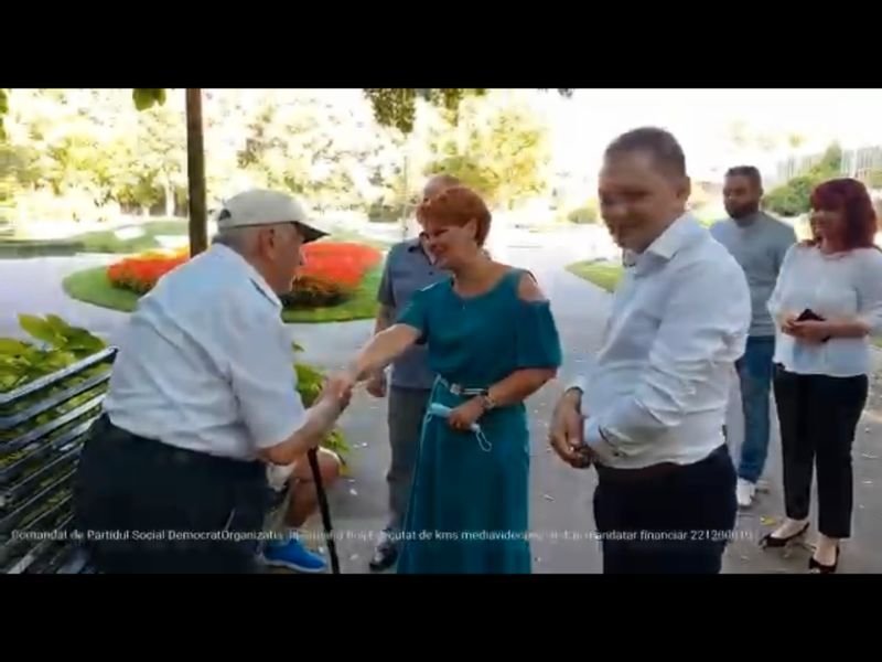  CINISM Olguța Vasilescu, fără mască, îmbrățișează bătrânii, ignorând riscul la care-i expune