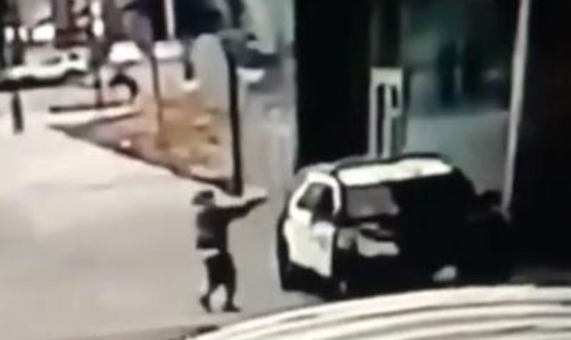 VIDEO: Doi polițiști din Los Angeles, în stare gravă după ce au fost împuscați în mașină