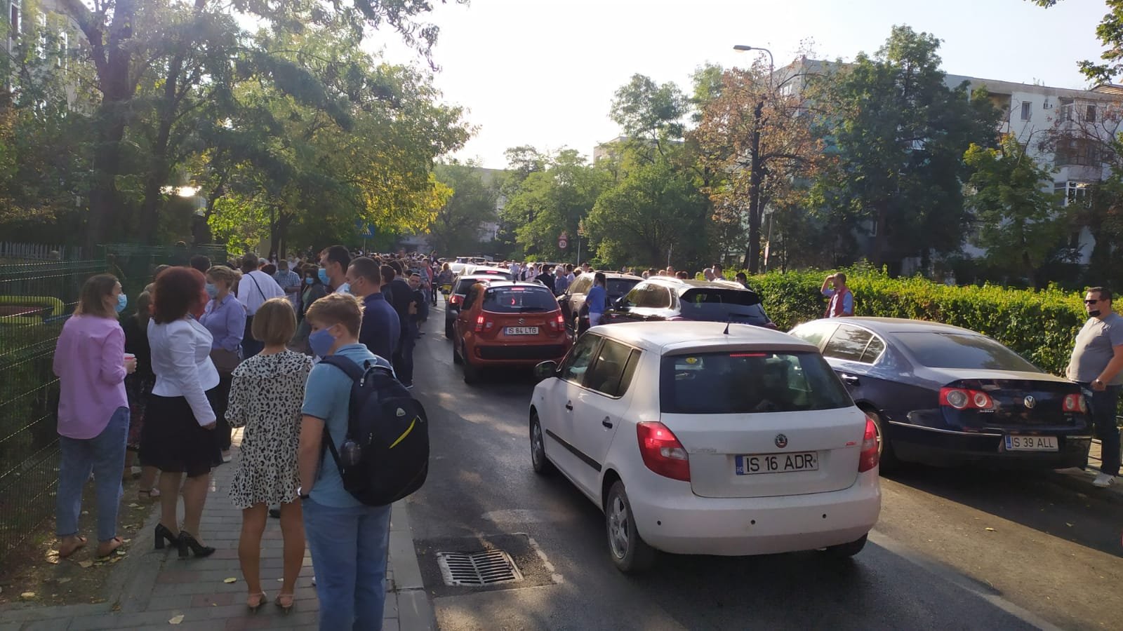  IMAGINI: Zeci de părinți și-au așteptat la poartă copiii în prima zi de școală la Iași