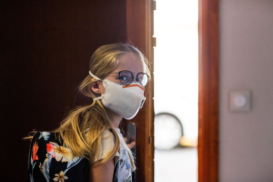  Un părinte din Iaşi nu-și lasă fiica să poarte mască şi să se dezinfecteze la şcoală