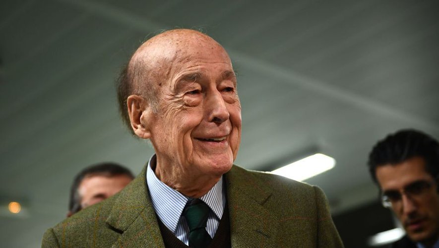  Fostul preşedinte francez Giscard d’Estaing, spitalizat la Paris cu probleme respiratorii
