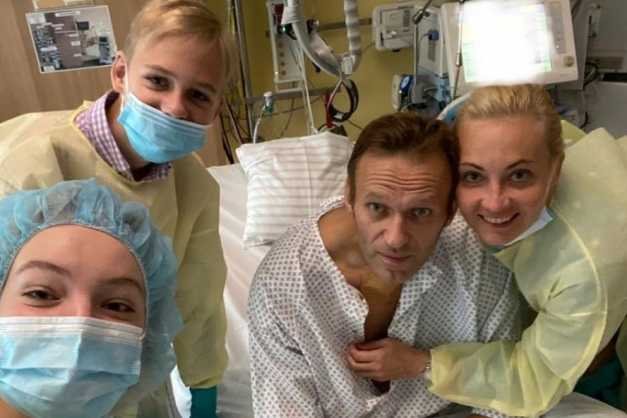  Navalnîi, prima fotografie de pe patul de spital. Soția și copiii îi sunt alături